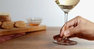 cach-cam-ly-ruou-vang-1