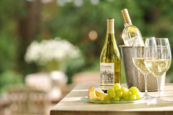 Lợi ích tuyệt vời của rượu vang trắng cho sức khỏe