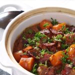 Thịt bò hầm với nguyên liệu rượu vang