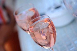 uong-ruou-vang-voi-da-1