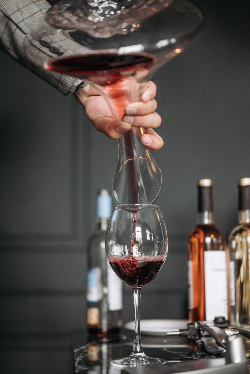Tìm hiểu về dòng rượu vang Ý Ronco Di Sassi 3 Rót rượu vang đỏ vào bình decanter trước khi thưởng thức