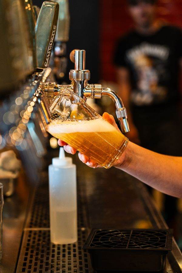 Vòi rót bia tươi tại quầy bar quán bia