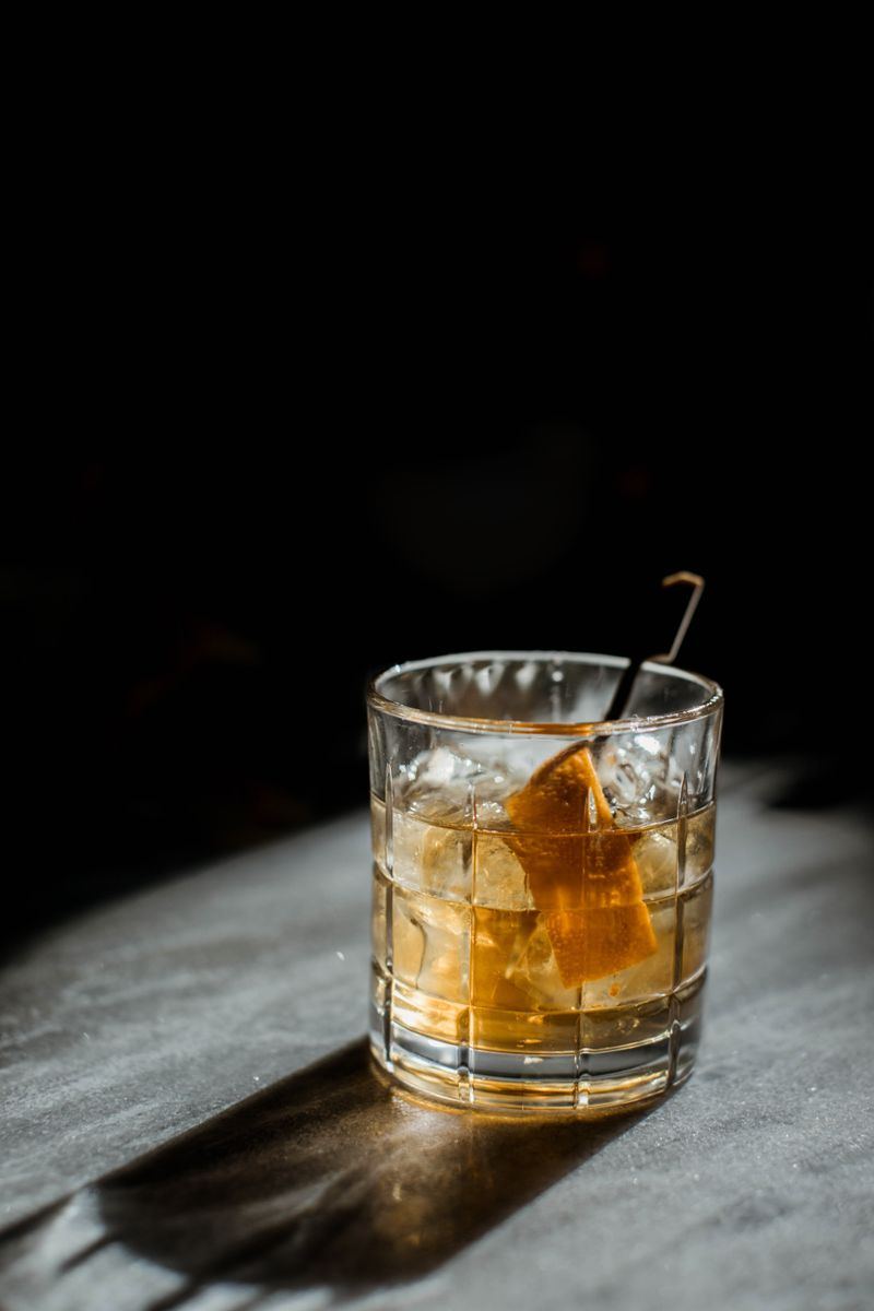 Ly cocktail Old Fashioned pha từ Johnnie Walker