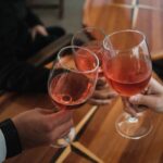 Nâng ly rượu vang chúc mừng trong buổi tiệc