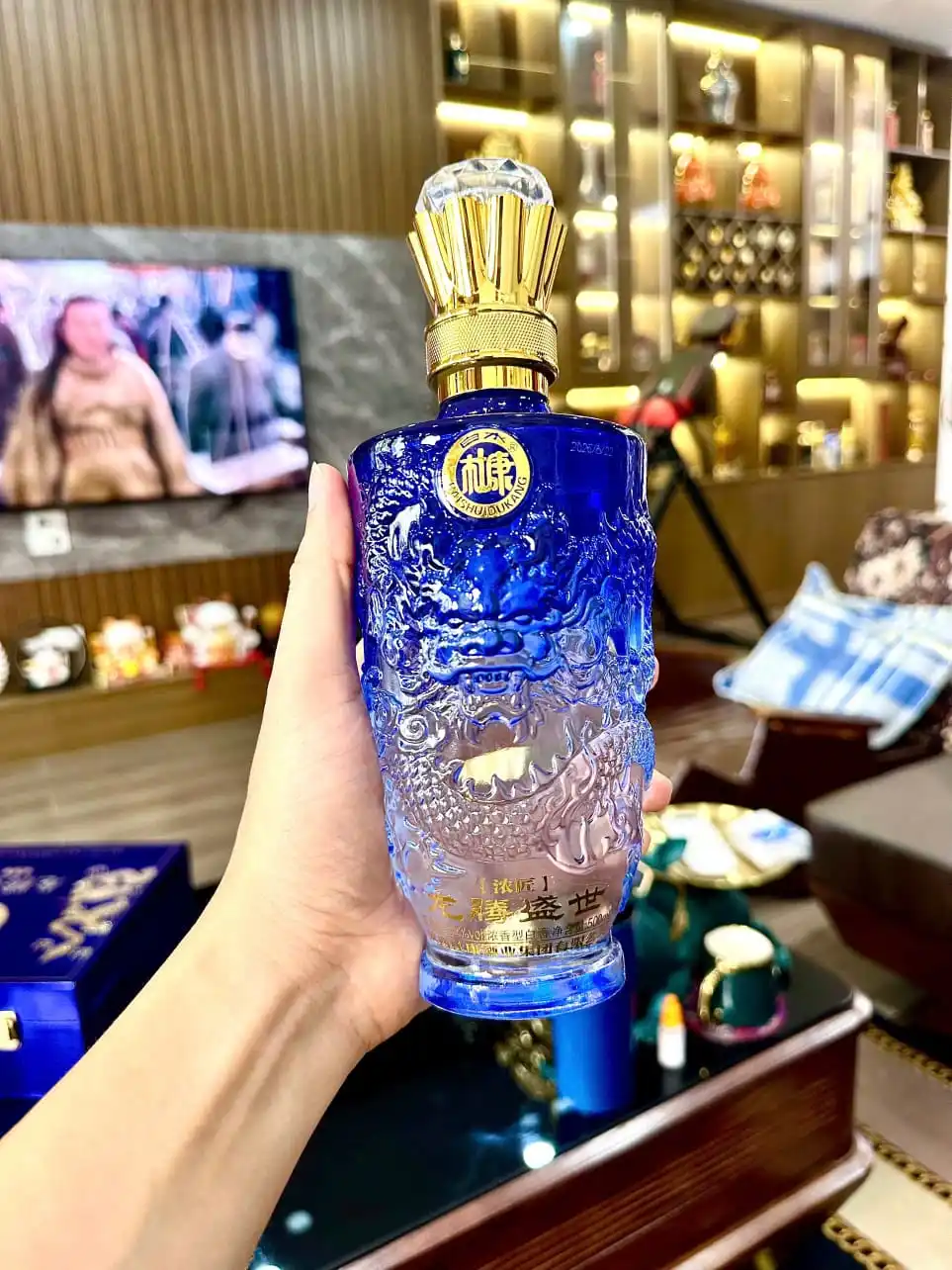 Set Hộp Quà VIP Rượu Bạch Tửu Dukang Hoàng Đế (Đỗ Khang) 15 Chai rượu bạch tửu Dukang Hoàng Đế 500ml trên tay