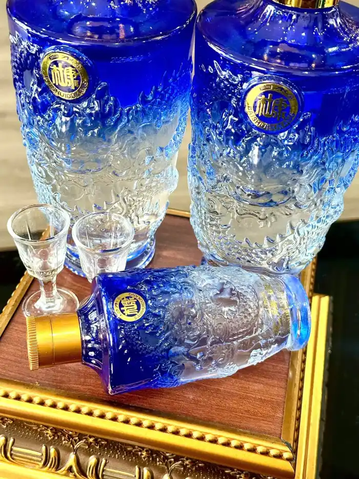 Set Hộp Quà VIP Rượu Bạch Tửu Dukang Hoàng Đế (Đỗ Khang) 16 Cận cảnh họa tiết rồng chạm khắc trên chai rượu Dukang Hoàng Đế