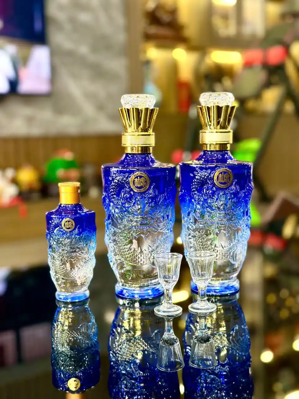 Set Hộp Quà VIP Rượu Bạch Tửu Dukang Hoàng Đế (Đỗ Khang) 19 Set 3 chai rượu Dukang Hoàng Đế và ly nhìn từ mặt trước