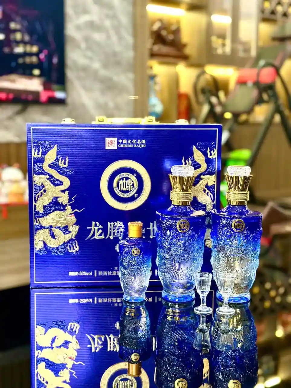 Set Hộp Quà VIP Rượu Bạch Tửu Dukang Hoàng Đế (Đỗ Khang) 20 Set quà Dukang Hoàng Đế đặt trước hộp xanh in chữ Long Đằng Thịnh Thế