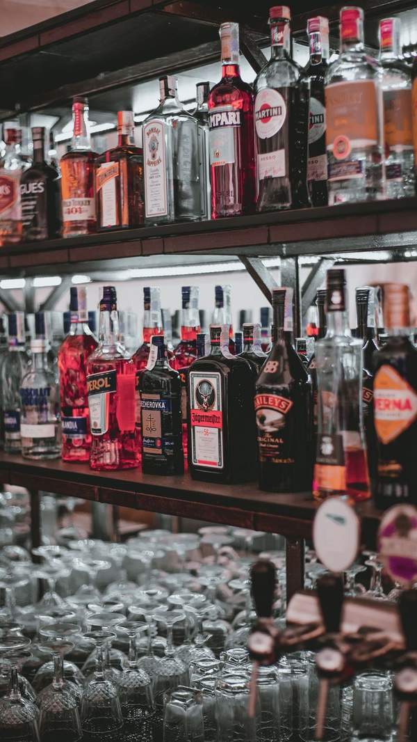 Kệ trưng bày nhiều chai rượu whisky nhập khẩu