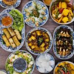 "Bàn tiệc món ăn bày cùng chai rượu vang"