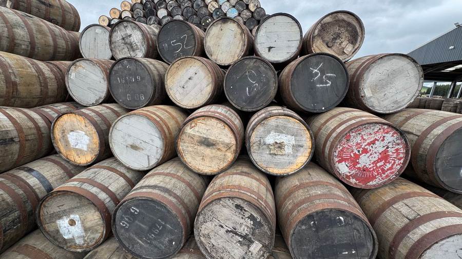 Những thùng gỗ sồi ủ rượu whisky tại nhà máy chưng cất Scotland