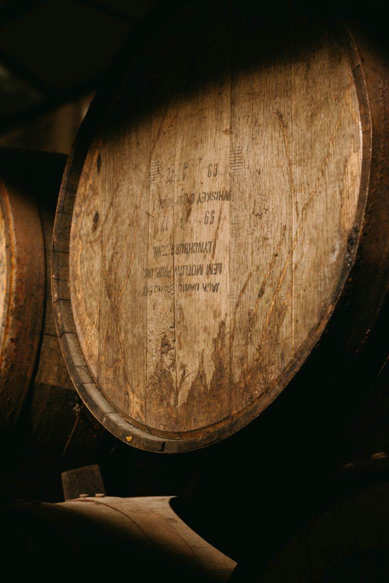 Thùng gỗ sồi ủ rượu whisky trong nhà máy chưng cất