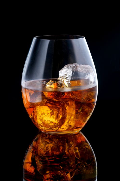 Thưởng thức ly rượu whisky tại Hà Nội