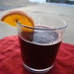 Ly mulled wine nóng với lát cam và gia vị