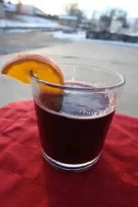 Ly mulled wine nóng với lát cam và gia vị