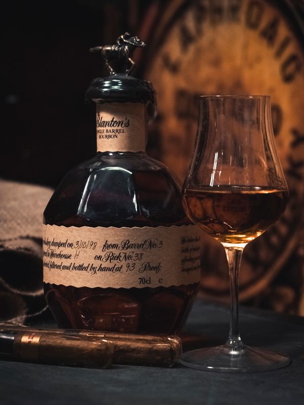 Phân biệt rượu ngoại nhập khẩu chính hãng và rượu dởm 2 Những chai rượu whisky ngoại nhập khẩu chính hãng