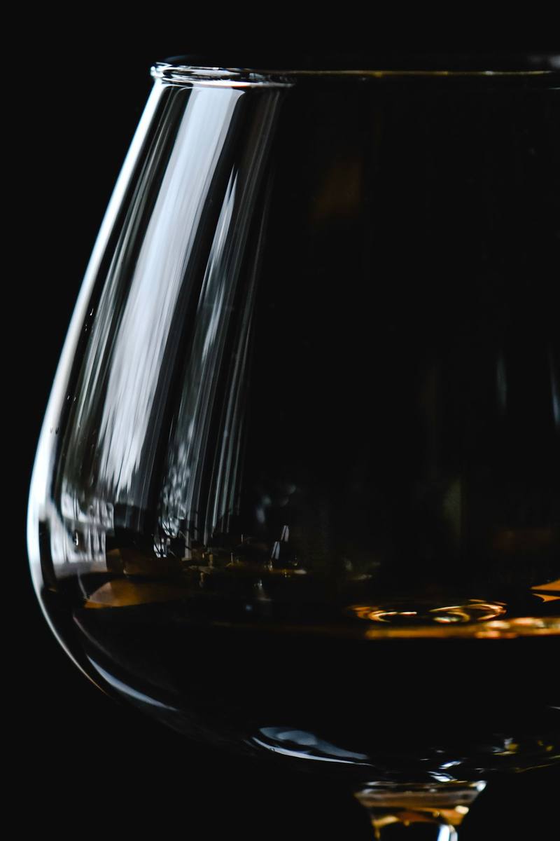 Ly rượu Brandy màu hổ phách trong ly snifter bầu