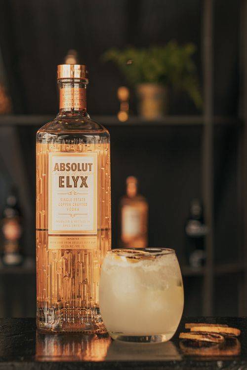 Chai vodka và ly cocktail đặt trên quầy bar