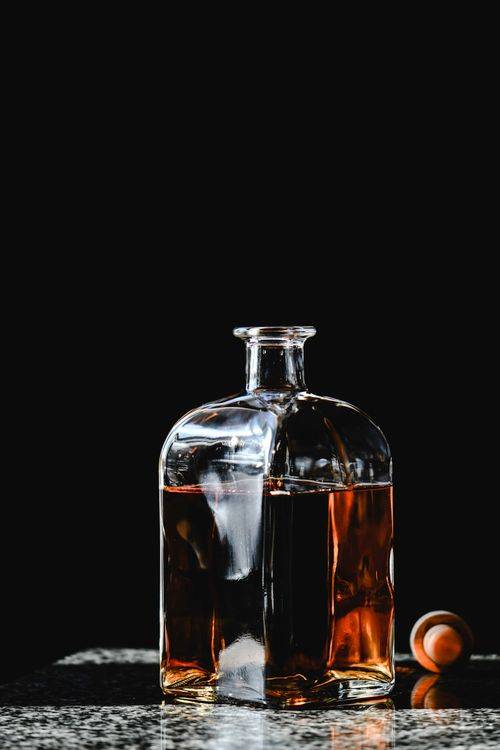 Chai vodka Nga được chụp cận cảnh nghệ thuật