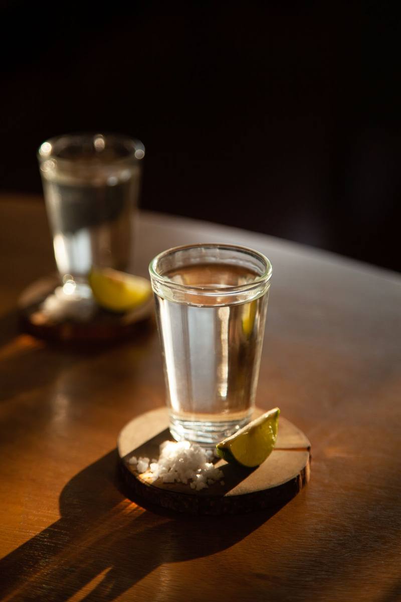 Ly shot rượu Tequila bên lát chanh tươi và muối
