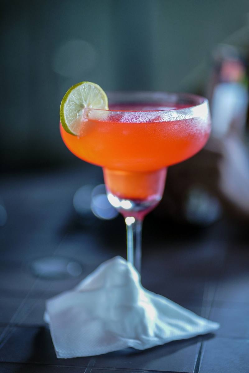 Ly cocktail Margarita trang trí lát chanh tươi mát