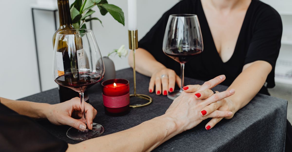 Rượu vang tăng sức hấp dẫn cho tình yêu 3 Cặp đôi nắm tay trong buổi hẹn hò lãng mạn