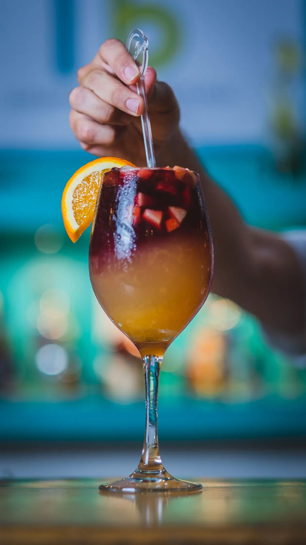 Sangria Là Gì? Cách Pha Sangria Ngon Bằng Rượu Vang Bịch 3 Ly sangria trái cây đang pha