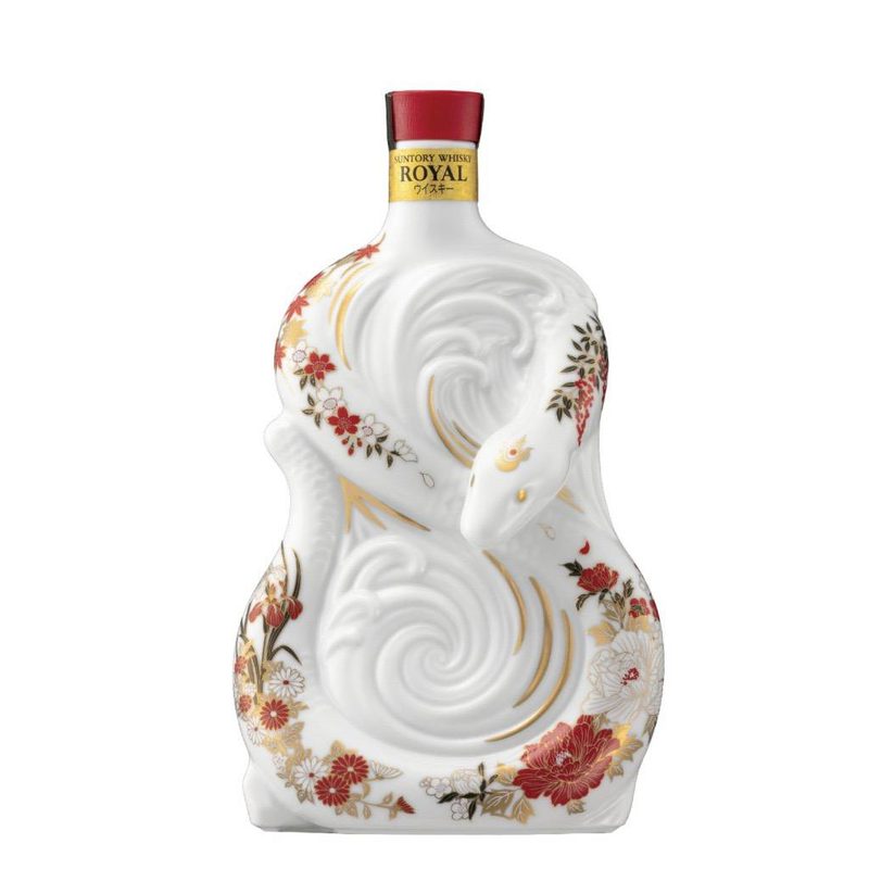 Rượu Suntory Royal linh vật rắn Tết Ất Tỵ 2025
