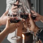 Bạn bè cùng nâng ly rượu vang trong bữa tối