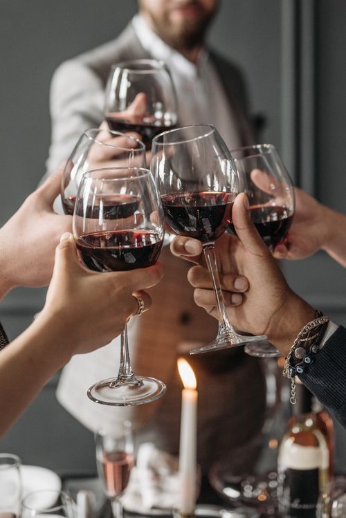 Tại sao bạn nên uống Rượu Vang mỗi ngày 2 Bạn bè cùng nâng ly rượu vang trong bữa tối