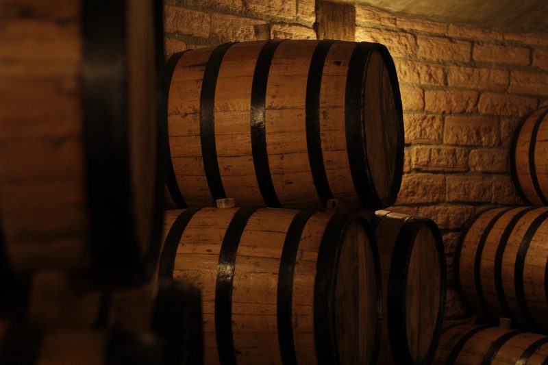 Thùng gỗ sồi ủ rượu whisky trong hầm rượu