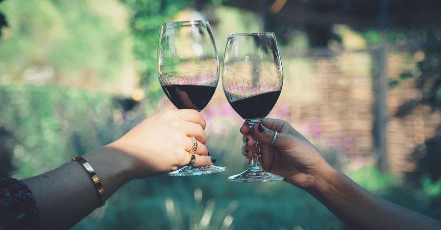 Rượu vang bịch nào ngon và phù hợp cho những buổi tiệc cuối năm? 2 Nâng ly rượu vang cùng bạn bè trong buổi tiệc