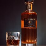 Chai rượu blended Scotch whisky và ly rượu trên bàn