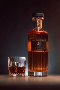 Chai rượu blended Scotch whisky và ly rượu trên bàn