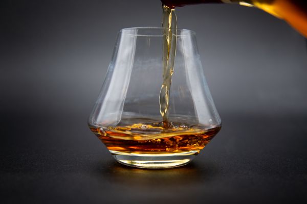 Tìm hiểu về dòng rượu Blended Whisky 3 Rót rượu blended whisky ra ly để cảm nhận hương vị